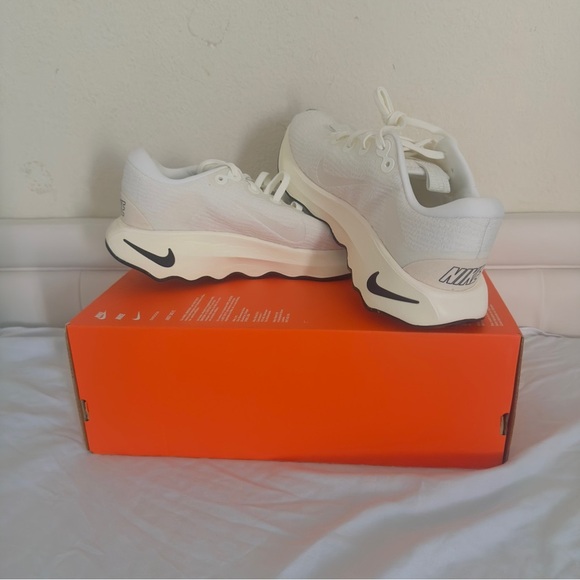 Nike White Athletic Sneakers with Breathable Mesh and Sleek great conditions - Picture 5 of 11